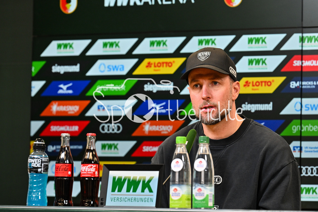 FC Augsburg - VfB Stuttgart | AUGSBURG, GERMANY - 22. MAERZ: im Bild Sebastian HOENEß Trainer VfB Stuttgart / Einzelfoto / Freisteller auf der Pressekonferenz nach dem Match zwischen dem VfB Suttgart und dem 1. FSV Mainz 05 am 20. Spieltag der 2. Frauen-Bundesliga in der MHP-Arena