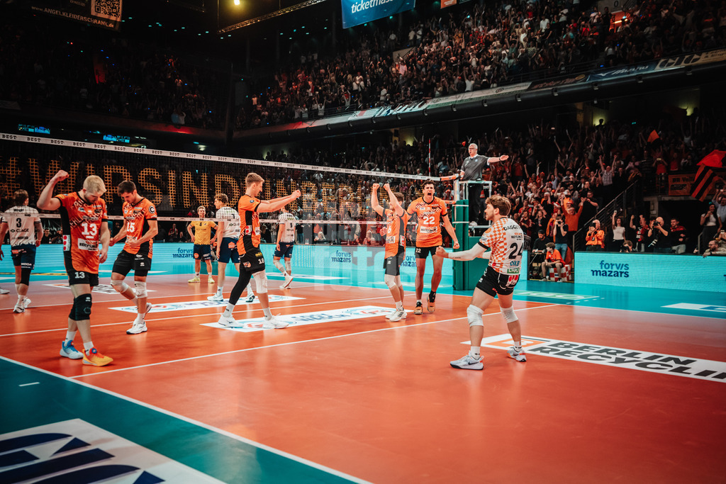 Volleyball | Herren | Saison 2024/2025 | 1. Volleyball Bundesliga Männer | Finale | BERLIN RECYCLING Volleys vs. SVG Lüneburg | 03.05.2025 | Die BR Volleys gewinnen die Deutsche Meisterschaft, Schlussjubel v.l. Ruben Schott (#13, Berlin Recycling Volleys) Moritz Reichert (#15, Berlin Recycling Volleys) Florian Krage (#18, Berlin Recycling Volleys) Johannes Tille (#6, Berlin Recycling Volleys) Jake Hanes (#22, Berlin Recycling Volleys) und Kyle Dagostino (#24, Berlin Recycling Volleys)