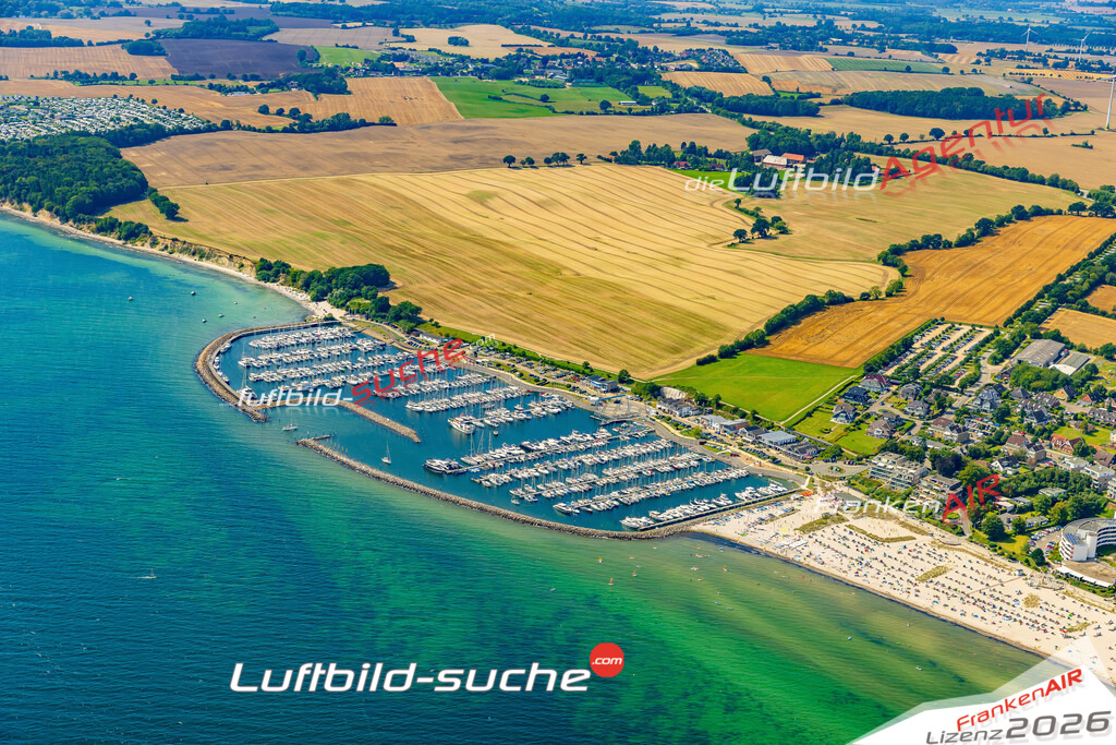 Schrägluftbild  Ostsee Hafen  Grömitz - Das Luftbild wurde 2025 vom UL-Flugzeug heraus erstellt (ohne Drohne- keine Drohnenaufnahme ) - Hochauflösende Luftaufnahme -Nicht vergleichbar mit Google Maps oder Satelittenbilder- Die Geschenkidee !Mit Lizenz und Bildrechte bestellbar
