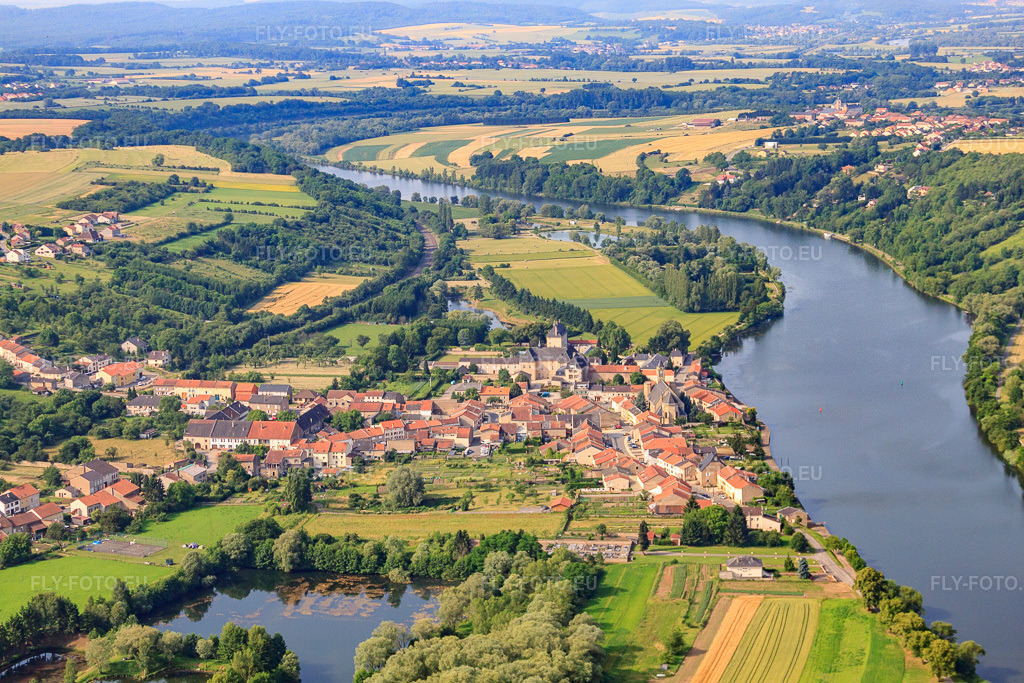Vue aérienne: Vue du village depuis le nord-est sur la Moselle à Rettel dans le département Moselle, France – .Photo: IMG_29418.jpg prise le 26/06/2010 par Werner Riehm/FLY-FOTO.eu – Résolution de l'original: 4752 x 3168 px