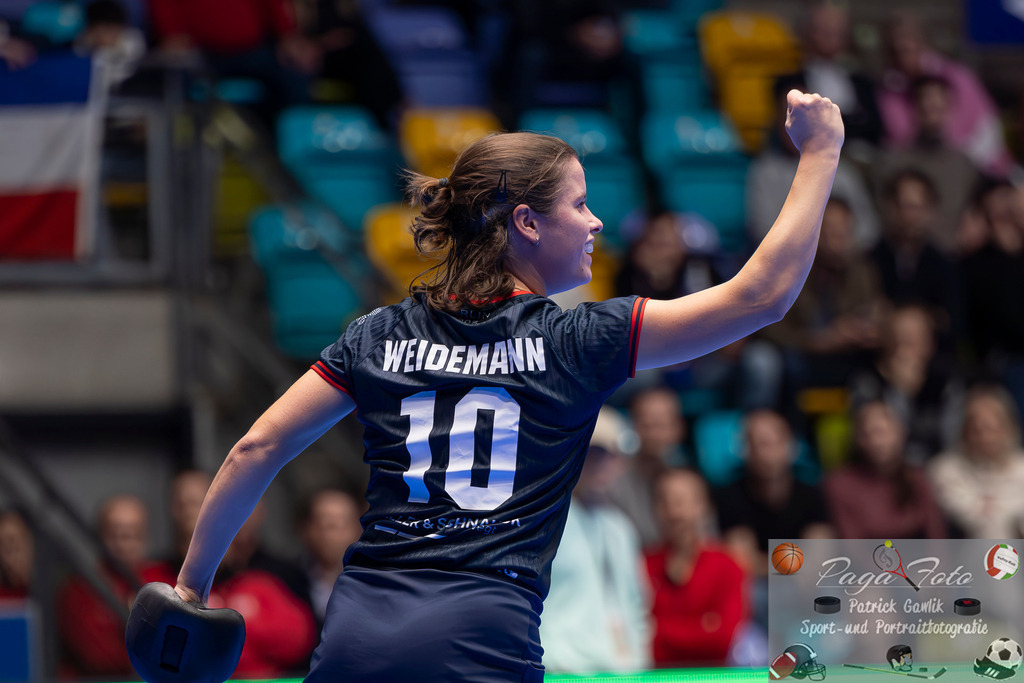 Volvo E.R.B. Final 4 Halbfinale Frauen: Der Club an der Alster - Berlienr HC, 25.01.2025 | Linnea Weidemann (Berliner HC #10) streckt die Faust nach oben, Der Club an der Alster - Berlienr HC, Frankfurt, Süwag Arena, 25.1.2025 - Realisiert mit Pictrs.com