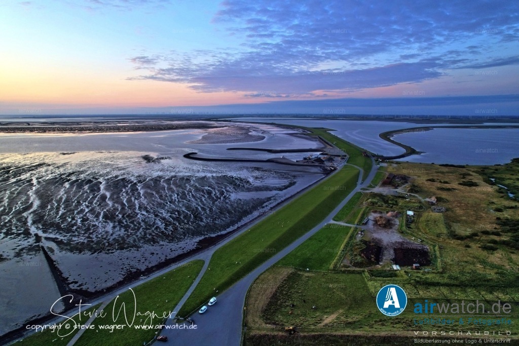 Luftbild Nordstrand - Beltringharder Koog - Holmer Siel | Der Sielbetrieb umfasst das Öffnen und Schließen von Schlagtoren, die sich selbsttätig infolge der Wasserbewegung durch die Tide bewegen.Bei Flut und höherem Wasserstand auf der Meerseite werden die Tore durch den höheren Druck und die Strömung geschlossen. Mit Einsetzen der Ebbe und ablaufendem Wasser erhöht sich der Druck auf der Binnenseite, wodurch sich die Tore öffnen und ein freier Abfluss ins Meer entsteht.