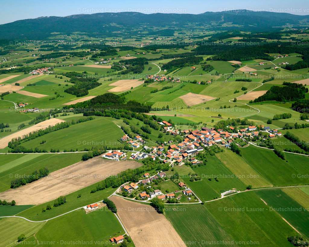 2724188 | HEINDLSCHLAG 19.05.2007 Landwirtschaftliche Nutzflächen und Feldgrenzen  umsäumen das Siedlungsgebiet des Dorfes in Heindlschlag im Bundesland Bayern, Deutschland // Agricultural land and field boundaries surround the settlement area of the village  in Heindlschlag in the state Bavaria, Germany Foto: Gerhard Launer