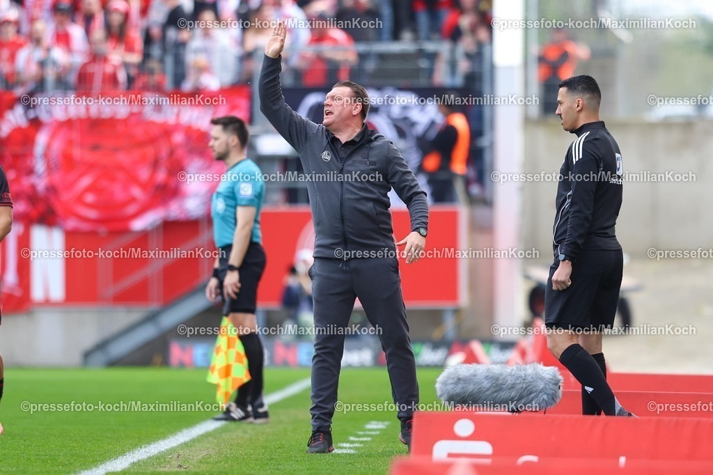 xKWIx11042601026 | 2026.04.11, xkwix, Fußball, 3.Liga, Rot-Weiss Essen -  FC Ingolstadt, Stadion an der Hafenstraße, 33.Spieltag, Saison 2025 / 2026: Uwe Koschinat (Rot-Weiss Essen Cheftrainer) gestikuliert DFB regulations prohibit any use of photographs as image sequences and or quasi-video. Photo: xKamilxWilkowskixPressefotoKochx