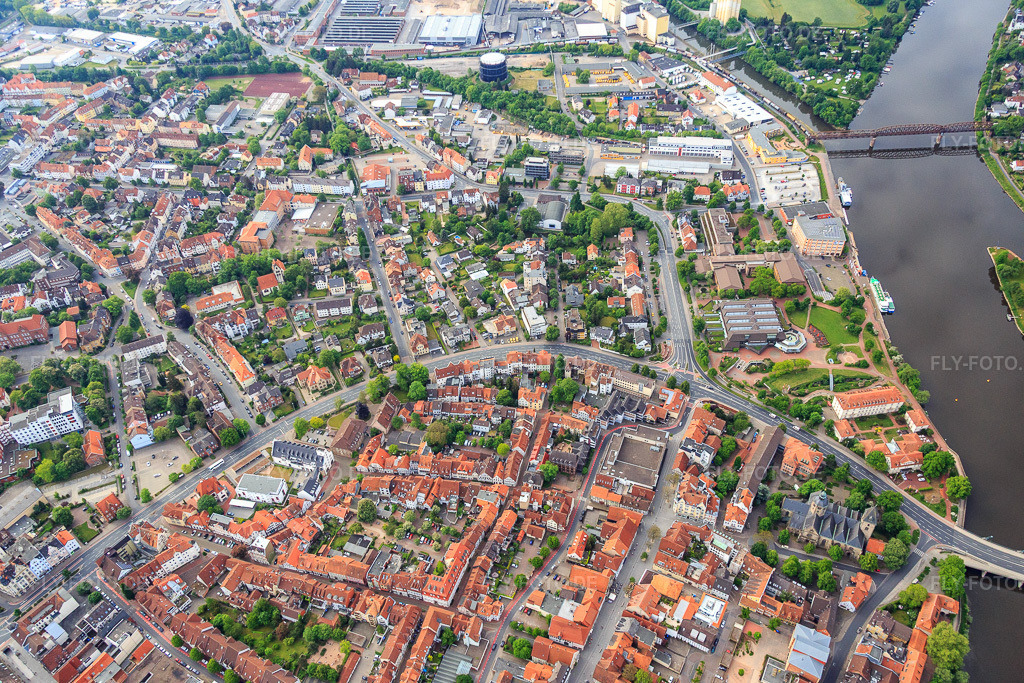 Luftbild: historische Altstadt Alte Marktstraße x Hummenstr in Hameln im Bundesland Niedersachsen in Deutschland. Foto: IMG_079447.jpg vom 24.05.2015 durch Werner Riehm/FLY-FOTO.de