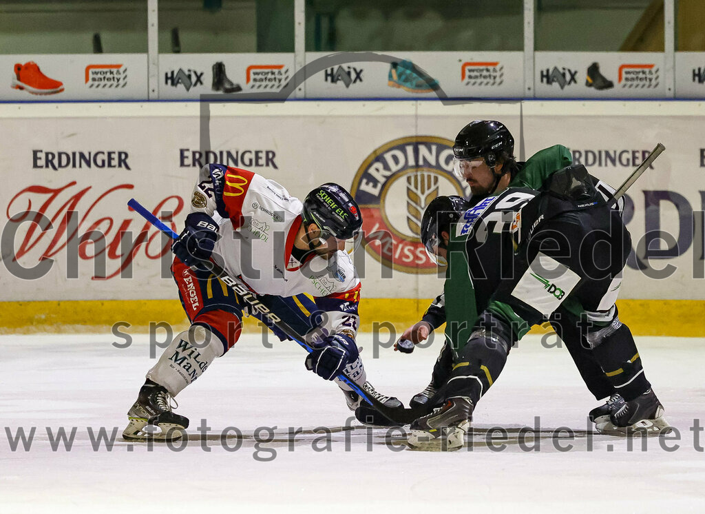 2023-01-13_044_TSV_Erding_gegen_VfE_Ulm-Neu-Ulm | Erding, Deutschland, 13.01.2023:
Eishockey, Bayernliga 2022 / 2023, 27. Spieltag, TSV Erding gegen VfE Ulm/Neu-Ulm, Endergebnis: 6:1

Matteo Miller (VfE Ulm/Neu-Ulm e. V., #22), Thomas Plihal (Erding Gladiators, #39)

Foto: Christian Riedel / fotografie-riedel.net