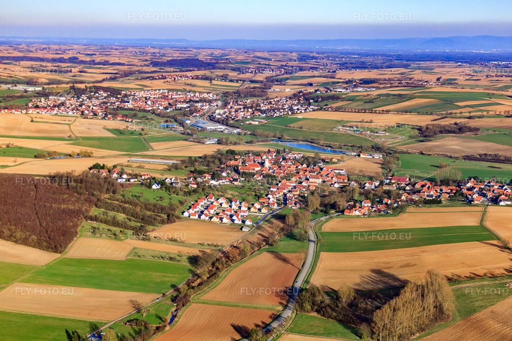 Vue aérienne: Vue de la ville depuis l'ouest à Kutzenhausen dans le département Bas Rhin, France – .Photo: IMG_38738.jpg prise le 20/03/2011 par Werner Riehm/FLY-FOTO.eu – Résolution de l'original: 4752 x 3168 px