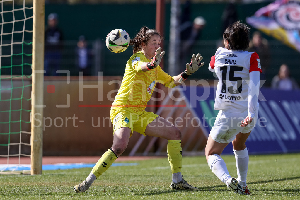 Fussball, Google Pixel Frauen-Bundesliga, SV Werder Bremen - Eintracht Frankfurt | v.li.: Livia Peng (Torhüterin, Torwart, SV Werder Bremen, 1) wird von Remina Chiba (Eintracht Frankfurt, 15) überwunden, erzielt das Tor zum 1:4, Treffer, Highlight, Torerfolg, DIE DFB-RICHTLINIEN UNTERSAGEN JEGLICHE NUTZUNG VON FOTOS ALS SEQUENZBILDER UND/ODER VIDEOÄHNLICHE FOTOSTRECKEN. DFB REGULATIONS PROHIBIT ANY USE OF PHOTOGRAPHS AS IMAGE SEQUENCES AND/OR QUASI-VIDEO.