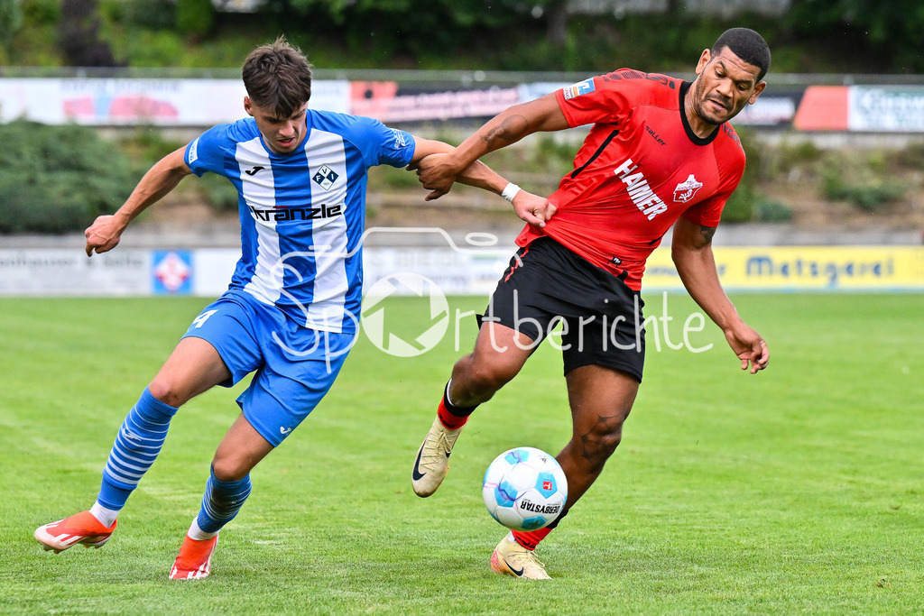 TSV Aindling - FV Illertissen | im Duell Uros MICIC (Illertissen 14) mit Dominic ROBINSON (Aindling 5) / Zweikampf / Verbandspokal Bayern: TSV Aindling - FV Illertissen, TSV Aindling Hauptplatz am 05.08.2025