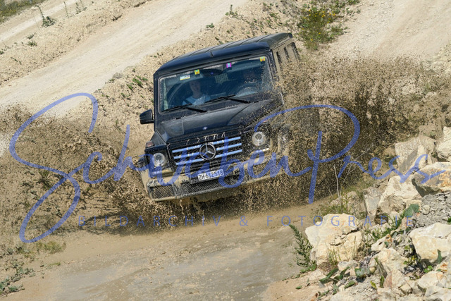 DSC08730 | Vierradfahrzeuge testen unterschiedliches Terrain - ueber Stock und Stein

Offroad Grundkurs im Steinbruch. Unterschiedliche Fahrgegebenheiten mit dem gelaendegaengigem Offroad-Fahrzeug. 

Deutschland, Geisingen, Steinbruch Meichle und Mohr, 10.06.2023