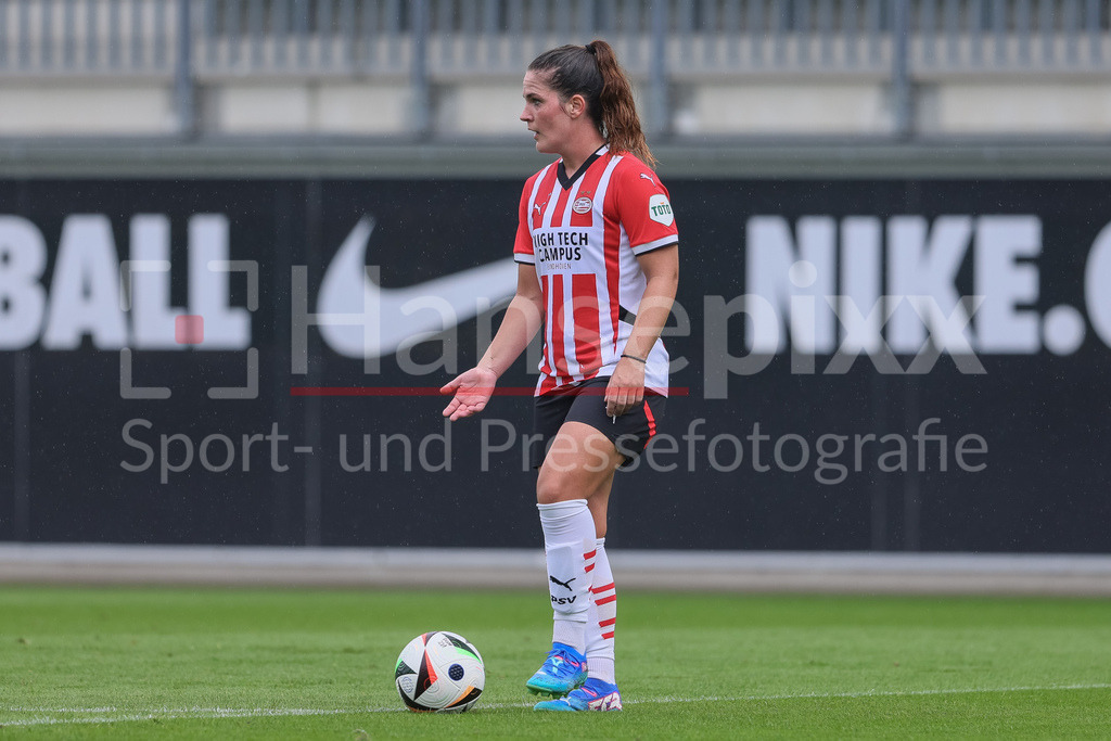 Fussball, Testspiel Frauen, VfL Wolfsburg - PSV Eindhoven | v.li.: Siri Worm (PSV Eindhoven, 8) am Ball, Freisteller, Einzelbild, Ganzkörper, Aktion, Action, Spielszene, gibt Anweisungen, gestikuliert, mit den Armen gestikulieren