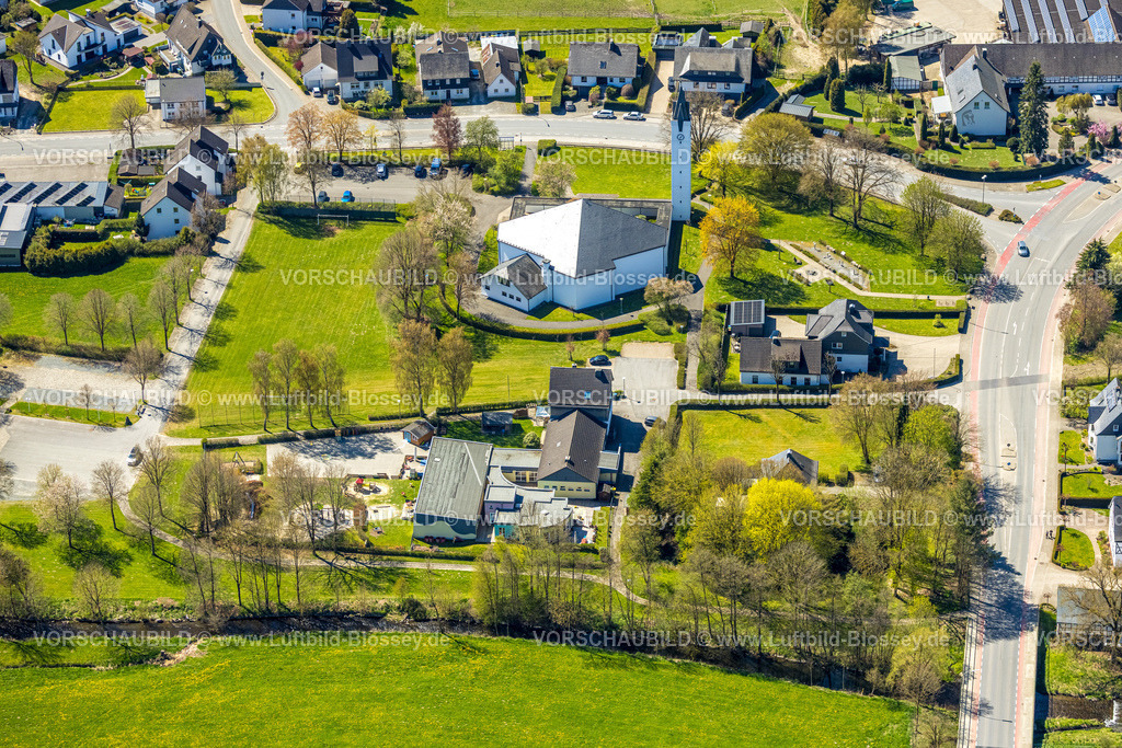 Eslohe260403561 | Luftbild, St. Antonius Einsiedler Kirche und freistehender Glockenturm, Kindergarten Rappelkiste, Bremke, Eslohe, Sauerland, Nordrhein-Westfalen, Deutschland