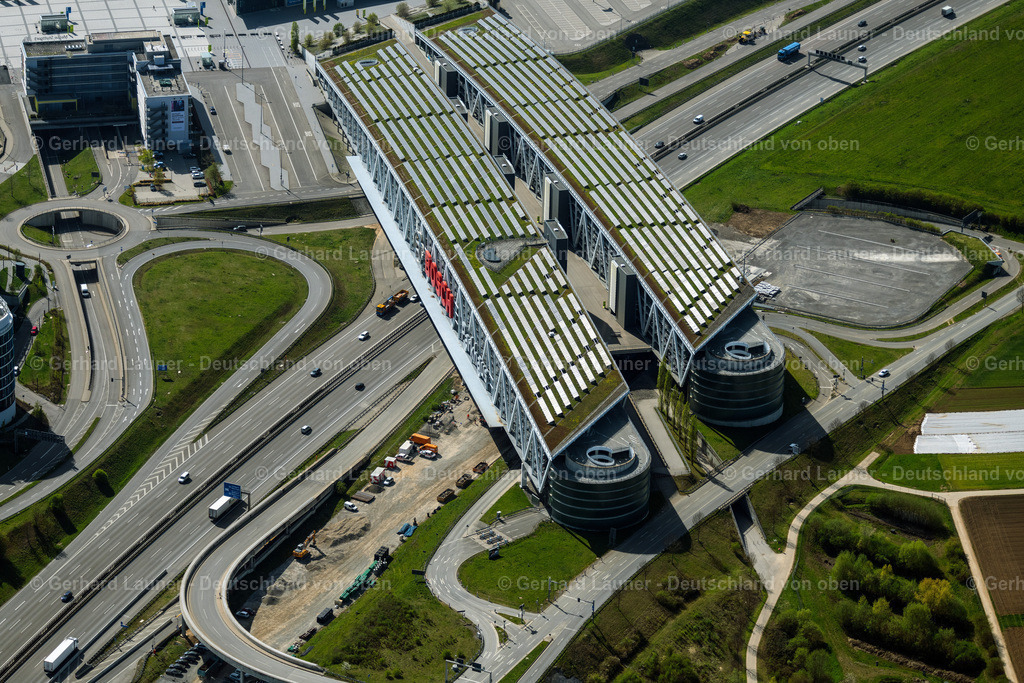 4023550 | STUTTGART 15.04.2020 Parkdeck auf dem Gebäude des Bosch Parkhauses der Messe Stuttgart über der Bundesautobahn A 8 in Stuttgart im Bundesland Baden-Württemberg. Weiterführende Informationen bei: Flughafen Stuttgart GmbH. // parking deck on the building of the Bosch car park in Stuttgart in the state Baden-Wuerttemberg. Further information at: Flughafen Stuttgart GmbH. Foto: Gerhard Launer