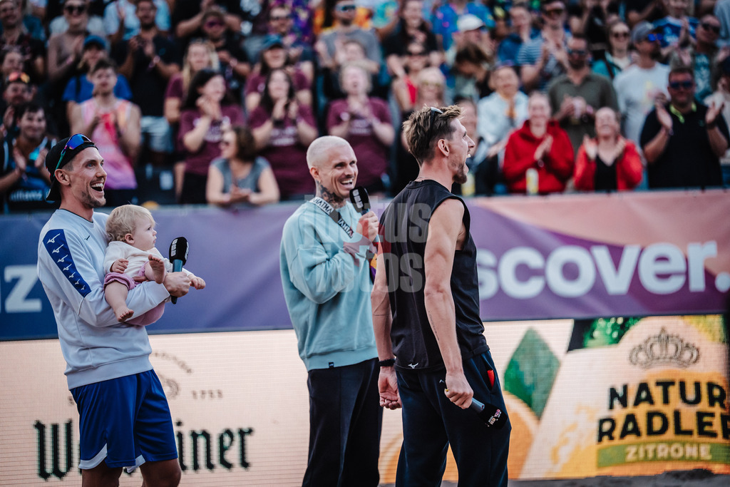 Beachvolleyball | Männer | Deutsche Meisterschaften 2025 Timmendorfer Strand | 05.09.2025 | v.l. David Poniewaz und Bennet Poniewaz werden verabschiedet Karriereende Verabschiedung