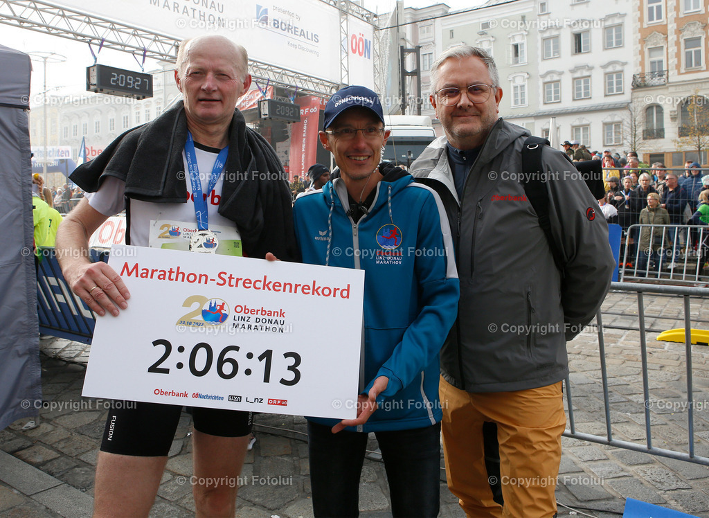 A_LUI_231022_05 | SPORT,MARATHON, 20.OBERBANK LINZ DONAU MARATHON 2022 IM BILD: V.L. DR.FRANZ GASSELSBERGER,GUENTHER WEIDLINGER UND CHRISTOPH OMAN  FOTO:FOTOLUI/OBERBANK