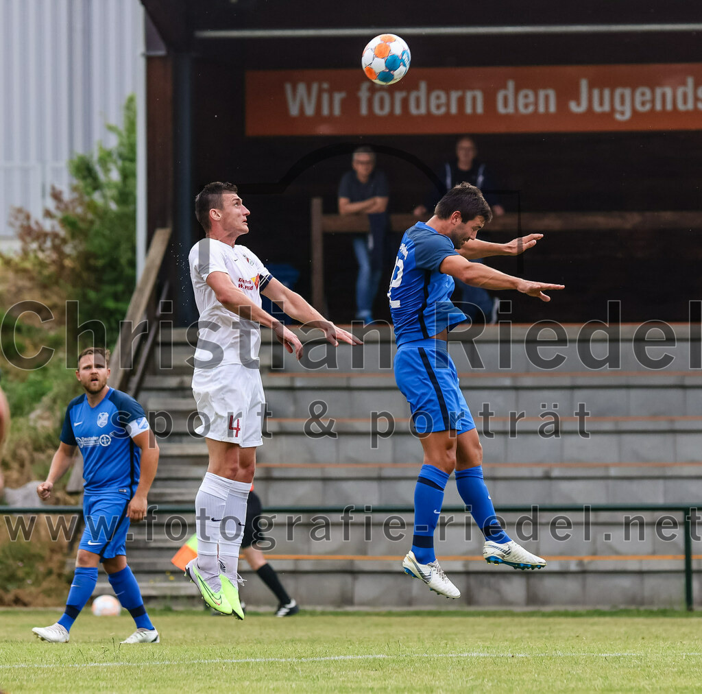 2023-06-30_102_FC_Langengeisling_gegen_VfB_Forstinning | Erding, Deutschland, 30.06.2023:
Fußball, Bezirksliga Oberbayern Ost 2023 / 2024, Testspiel, FC Langengeisling gegen VfB Forstinning, Endergebnis: 3:0

Mathias Hirt (VfB Forstinning, #4), Kilian Stenzel (FC Langengeisling, #32)

Foto: Christian Riedel / fotografie-riedel.net