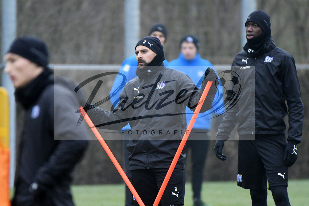 20200125_TRAOSN_0054 | Fußball, Herren: Marcos Alvarez (VfL Osnabrück) schaut beim Training des VfL Osnabrück am 25.01.2020 im Sportpark Illoshöhe in Osnabrück, Deutschland.(Foto von Nico Paetzel) - Realisiert mit Pictrs.com
