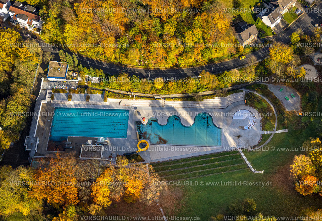 Witten231101336 | Luftbild, Freibad Annen mit Wasserrutsche und Laubbäume in Herbstfarben, Annen, Witten, Ruhrgebiet, Nordrhein-Westfalen, Deutschland