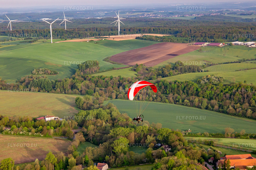 Vue aérienne: Parapente devant un parc éolien à Herbitzheim dans le département Bas Rhin, France. Photo: IMG_140536.jpg prise le 01/05/2024 par Werner Riehm/FLY-FOTO.eu – Résolution de l'original: 4305 x 2870 px