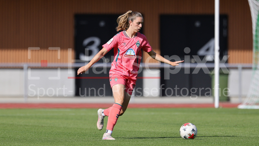 Fussball, Testspiel Frauen, SV Werder Bremen - VfL Wolfsburg | Bianca Becker (SV Werder Bremen, 36) am Ball, Freisteller, Einzelbild, Ganzkörper, Aktion, Action, Spielszene