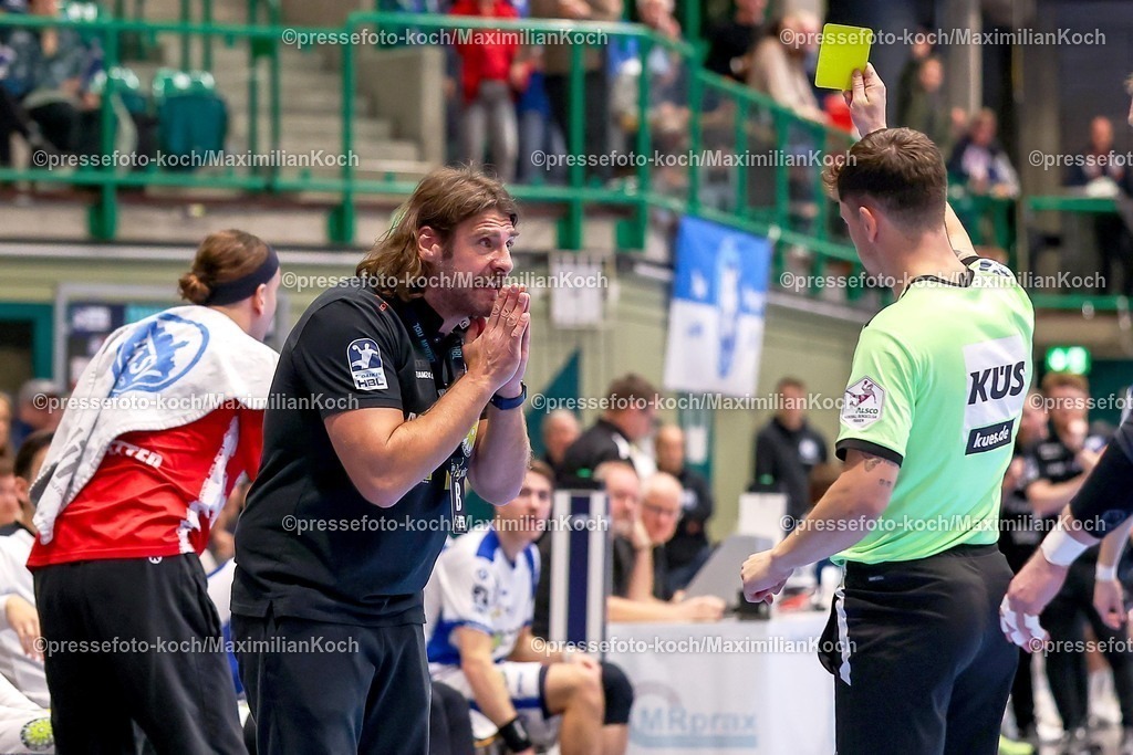 BHC11122501109 | 11.12.2025, Handball, HBL, Bergischer HC - ThSV Eisenach, Unihalle Wuppertal: Gelbe Karte für Sebastian Hinze (Eisenach #hc) am Spielfeldrand 