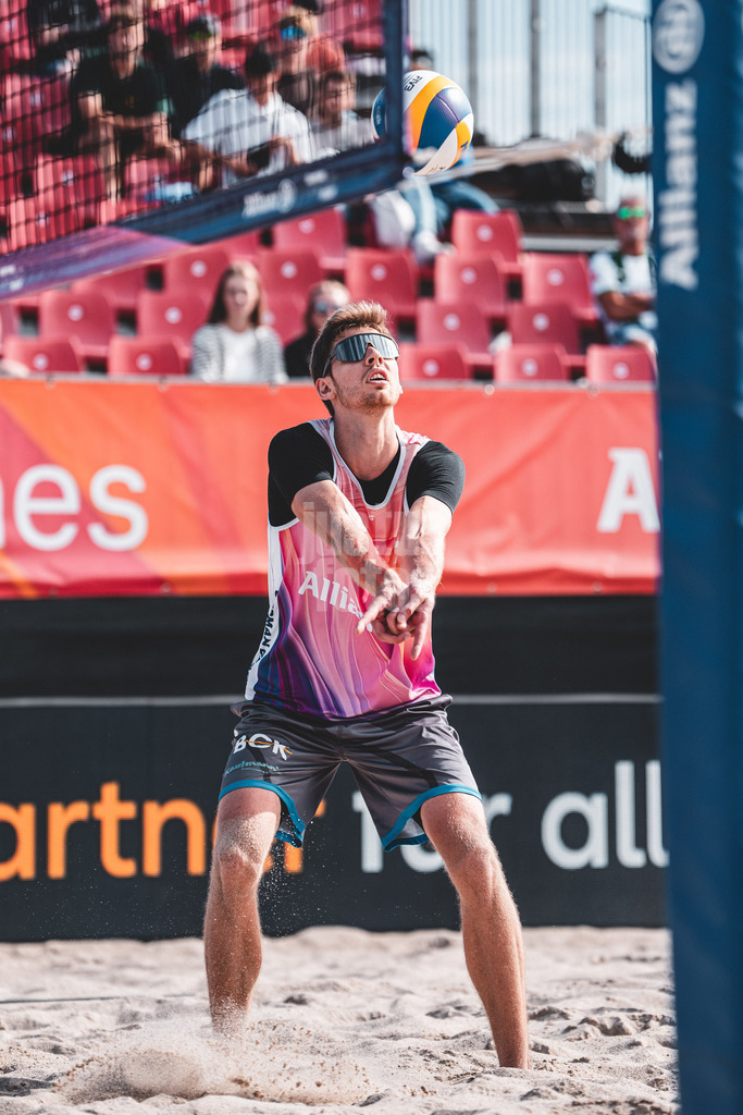 Beachvolleyball | Männer | Allianz German Beach Tour 2024 | Tourstop Kühlungsborn | 10.08.2024 | Milan Sievers spielt den Ball