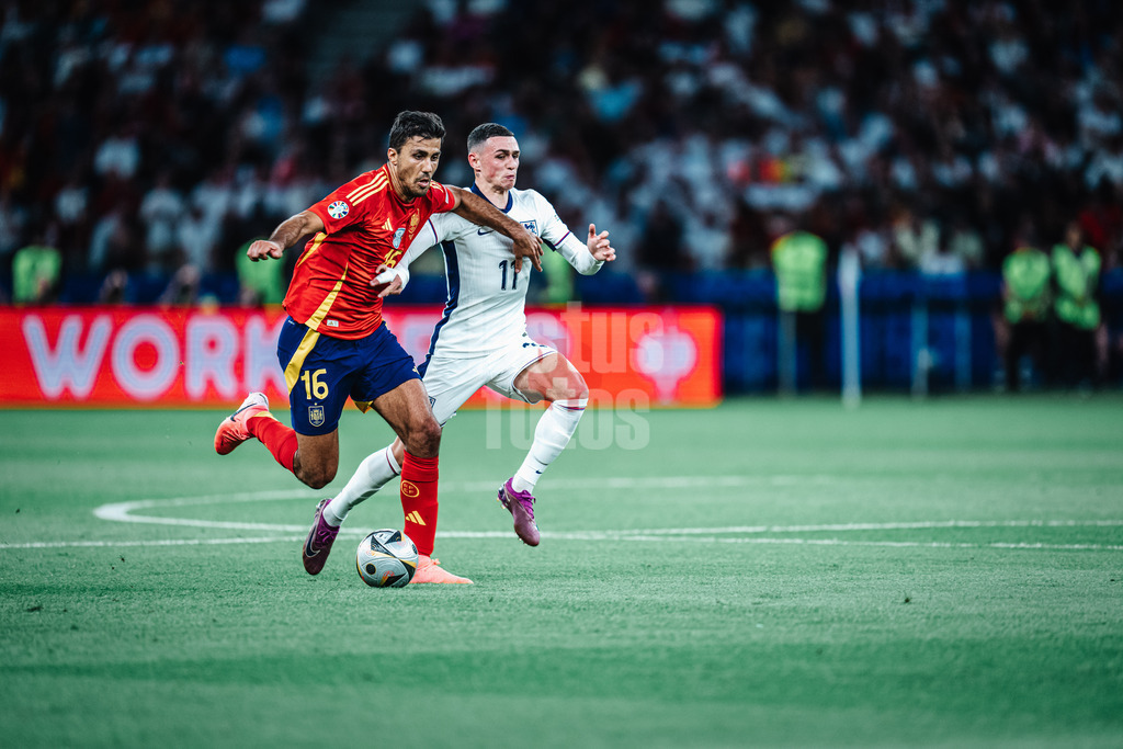 Fußball | Herren | UEFA-Fußball-Europameisterschaft 2024 | Finale | Spanien vs. England | 14.07.2024 | v.l. Rodri (#16, Spanien) und Phil Foden (#11, England)