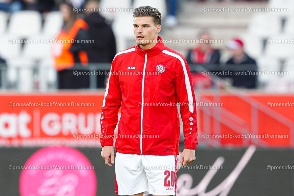 xYDRx02112502049 | 02.11.2025, xydrx, Fußball, 3.Liga, Rot-Weiss Essen - 1.FC Schweinfurt 05, Saison 2025 2026, Stadion an der Hafenstraße:  Marek Janssen (Rot-Weiss Essen #20)  DFB regulations prohibit any use of photographs as image sequences and or quasi-video.