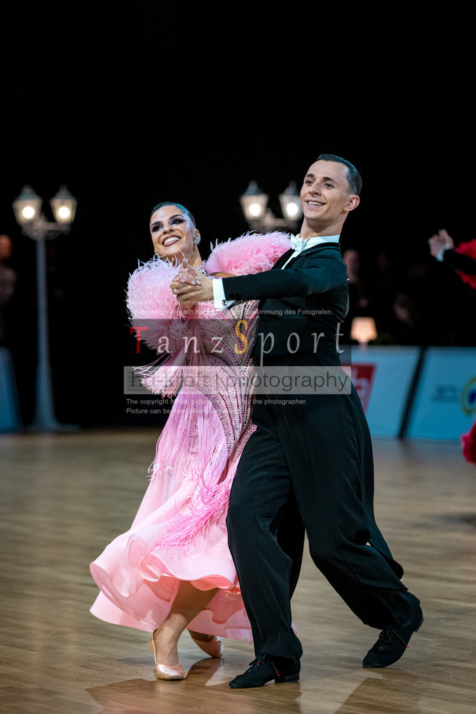 20251212_WDSF_World_Ch_Cup_RS-Std_1257-2 | Tanzsportbilder, Standardtanz, Lateintanz, WDSF, DTV, LTVB, dancecomp, goc, hessen tanzt, blaues band der spree, walzer, tango, wiener walzer, slowfox, quickstepp, samba, rumba, cha-cha-cha, paso doble. jive, hd-kroft photography, turniertanzsport