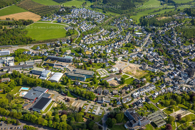 Olsberg240503147 | Luftbild, Kardinal-von-Galen-Schule Grundschule, Baustelle für neuen Convivo-Wohnpark Am Schwesternheim Ecke Sachsenecke, Neubau Parkplatz, Wohngebiet Olsberg, Sauerland, Nordrhein-Westfalen, Deutschland