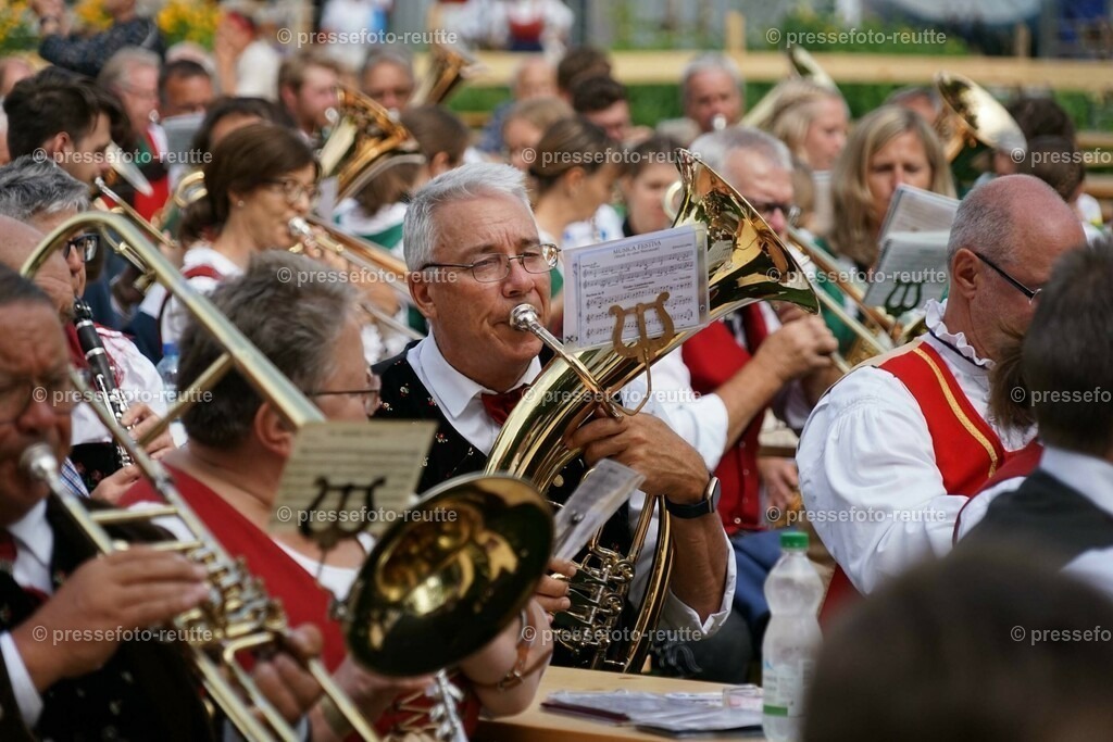 news-2023-Juni16-Bundesmusikfest-FELDMESSE-DSC06300 | Info aus dem Bezirk Reutte/Ausserfern Tirol sowie eine umfangreiche Bilddatenbank über die gesamte Region: Lechtal, Talkessel Reutte, Tannheimertal, Zwischentoren. Lech, Plansee, Zugspitze, Grenztunnel, B179, Fernpassstraße, Verkehr, Lawinen, Tradition, - Realisiert mit Pictrs.com