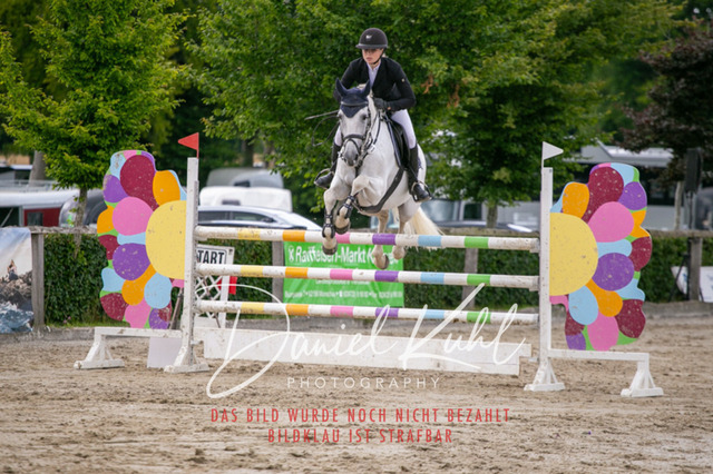 IMG_5769 | Deine Turnierfotos vom Reitturnier online kaufen: Dressur, Springen & Siegerehrung. Professionelle Pferdefotografie aus dem Rheinland – als Download & Print.Alternative: Turnierfotograf für den Pferdesport: Finde deine Fotos von Dressur- und Springturnier