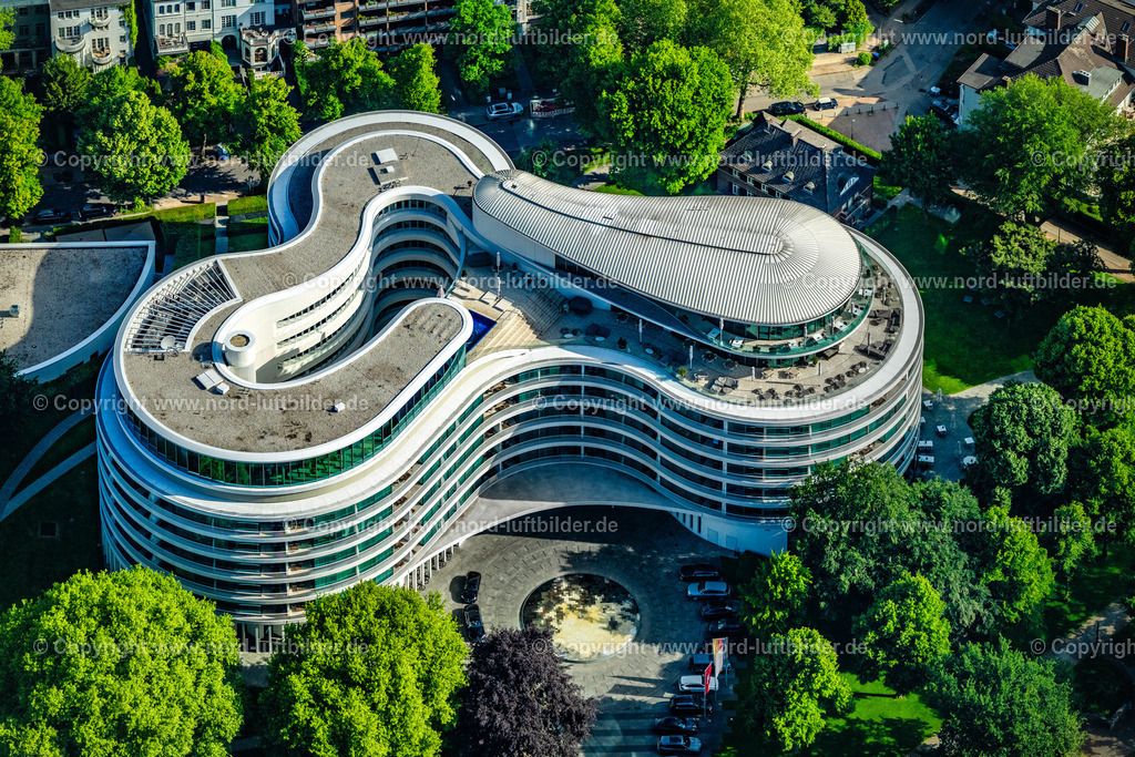 Hamburg_Hotel_The_Fonteney_ELS_2125240525 | HAMBURG 24.05.2025 Hotelanlage - Luxushotel "The Fontenay" an der Außenalster im Stadtteil Rotherbaum in Hamburg. Weiterführende Informationen bei: Baugesellschaft WALTER HELLMICH GmbH,  INGENIEURBÜRO DR. BINNEWIES Ingenieurgesellschaft mbH,  MPP MEDING PLAN + PROJEKT GmbH,  Störmer Murphy and Partners GbR,  THE FONTENAY Hamburg. // Hotel complex Luxushotel "The Fontenay" an der Aussenalster im Stadtteil Rotherbaum in Hamburg. Further information at: Baugesellschaft WALTER HELLMICH GmbH,  INGENIEURBUeRO DR. BINNEWIES Ingenieurgesellschaft mbH,  MPP MEDING PLAN + PROJEKT GmbH,  Stoermer Murphy and Partners GbR,  THE FONTENAY Hamburg. Foto: Martin Elsen