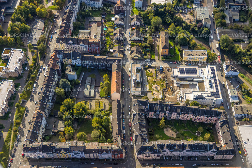Hagen241005074 | Luftbild, Wohnsiedlung und Spielplatz Neugestaltung mit Baustelle zwischen Grundschule Wehringhausen und städt. Kita Kindergarten Lange Straße, Wehringhausen, Hagen, Ruhrgebiet, Nordrhein-Westfalen, Deutschland