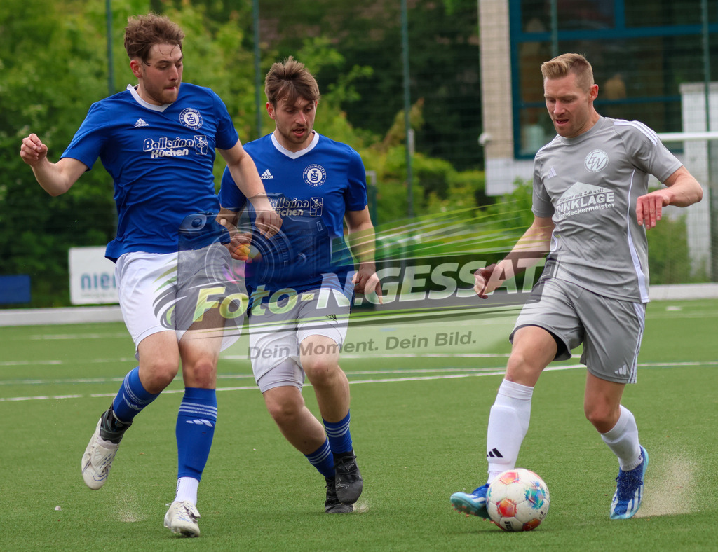 SV Enger-Westerenger - TuS Bruchmühlen | Auf dem Bild zu sehen: grau SV Enger-Westerenger: Christian Sarwatka ; blau TuS Bruchmühlen v.l.: Moritz Berg, Deniz Ali Parlak SV Enger-Westerenger, TuS Bruchmühlen, Saison 25/26, Kreisliga A, Enger, Deutschland - Realisiert mit Pictrs.com