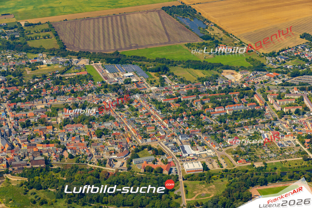 Luftaufnahme der Stadt Calbe - Die Luftaufnahme wurde 2025 vom UL-Flugzeug heraus erstellt ( keine Drohne ) - Hochauflösende Luftaufnahme - für professionelle Ausdrucke geeignet. Die Geschenkidee !Hier alle&nbsp;Infos zur Lizenzierung der LuftaufnahmeWir fliegen auch dieses Jahr wieder in Ihre Region um Luftbilder zu erstellen.- Luftbild anfragen