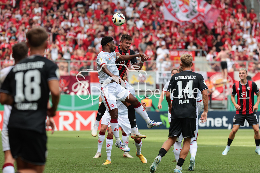 FC Ingolstadt - 1. FC Kaiserslautern | im Duell Almamy TOURE (FCK #6) und Pascal TESTROET (FCI #37) / Zweikampf
