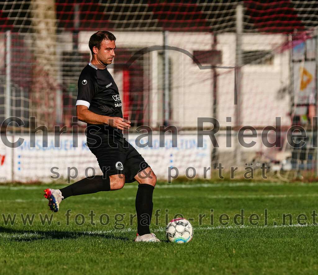2023-07-18_061_FC_Herzogstadt_gegen_FC_Eitting | Erding, Deutschland, 18.07.2023:
Fußball, TOTO Pokal 2023 / 2024, 1. Spieltag, FC Herzogstadt gegen FC Eitting, Endergebnis: 2:4 n.E.

Christoph Greckl (FC Herzogstadt, #5)

Foto: Christian Riedel / fotografie-riedel.net