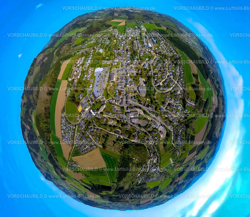 Eslohe240590282Mitte_B55_Hauptstrasse | Luftbild, Ortsansicht Wohngebiet Mitte Stadtzentrum Hauptstraße, Einkaufszentrum Aldi Supermarkt, Rewe Supermarkt und Netto Supermarkt, Erdkugel, Fisheye Aufnahme, Fischaugen Aufnahme, 360 Grad Aufnahme, tiny world, little planet, fisheye Bild, Niedereslohe, Eslohe, Sauerland, Nordrhein-Westfalen, Deutschland