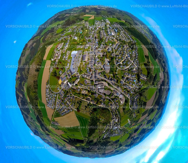 Eslohe240590282Mitte_B55_Hauptstrasse | Luftbild, Ortsansicht Wohngebiet Mitte Stadtzentrum Hauptstraße, Einkaufszentrum Aldi Supermarkt, Rewe Supermarkt und Netto Supermarkt, Erdkugel, Fisheye Aufnahme, Fischaugen Aufnahme, 360 Grad Aufnahme, tiny world, little planet, fisheye Bild, Niedereslohe, Eslohe, Sauerland, Nordrhein-Westfalen, Deutschland