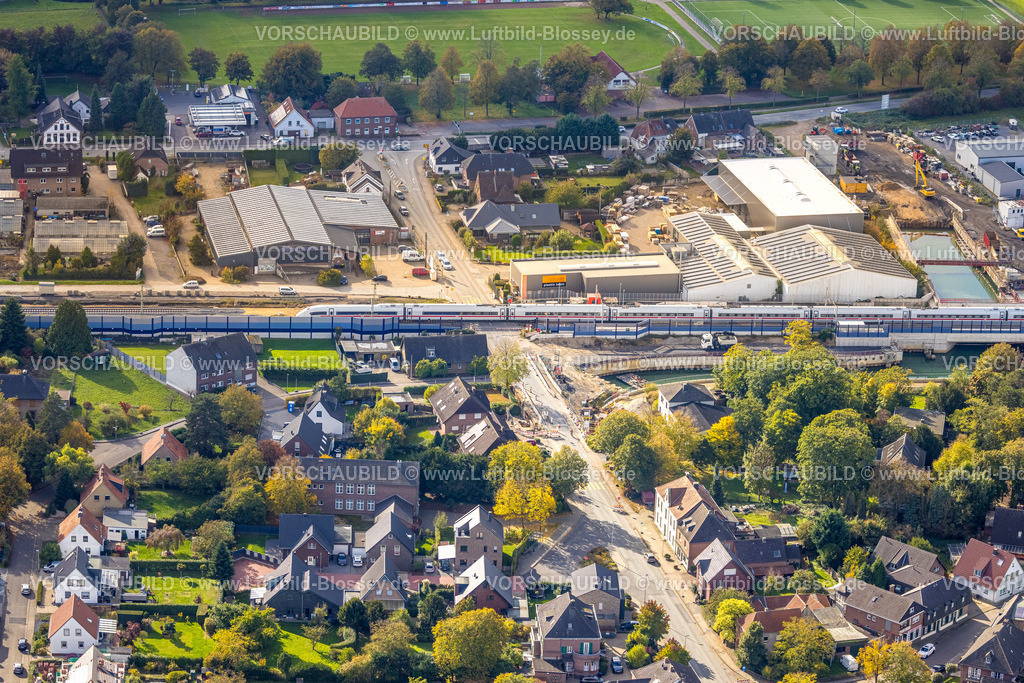 Rees251004643 | Luftbild, ICE-Zug am Bahnübergang Haldern Bahnhof, Baustelle Betuwe-Linie, Baustelle mit Wasser gefüllte Baugrube, Haldern, Rees, Niederrhein, Nordrhein-Westfalen, Deutschland