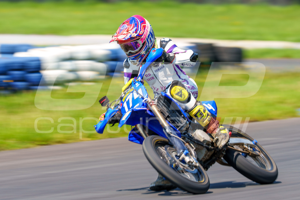 G-Cup + Supermoto Staatsmeisterschaft + Hungarian Supermoto Championship | GRIPcapture steht für authentische Sportfotografie in Österreich – für Momente, die mehr sind als Geschwindigkeit oder Ergebnis. Es geht um Emotion, Spannung, Fokus und den Augenblick, der oft nur einen Wimpernschlag dauert.Ob Motorsport, Teamsport oder 