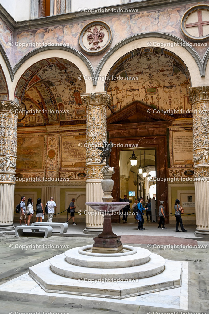 Italien_ Toscana_ Florenz_ 30.05.2024-375 | 30.05.2024, Italien, ITA, Toskana, Florenz im Bild Stadtansichten, Gebäude, Architektur, Touristen, Historisch, Souvenir, Altstadt, Museum, Statuen, Skulpturen, Piazza della Signoria, Statue David, Palazzo Vecchio, Neptunbrunnen, Piazza della Repubblica, Ponte Vecchio, Brücke, Uffizien, Kathedrale Santa Maria del Fiore, Arno, Fluß


Florenz, Firenze, ist eine italienische Großstadt. Nach Einwohnern ist sie die achtgrößte Stadt Italiens. Florenz ist die Hauptstadt sowie größte Stadt der Region Toskana und der Metropolitanstadt Florenz, in der etwa eine Million Menschen leben. Florenz ist für seine Geschichte berühmt. Leonardo da Vinci verbrachte große Teile seiner Jugend in Florenz, Michelangelo fand Unterschlupf in der Kirche der Medici, Galileo Galilei wohnte als Hofmathematiker in den Palästen der Medici. Von 1865 bis 1871 war die Stadt die Hauptstadt des neu gegründeten Königreichs Italien. Das historische Zentrum von Florenz zieht Jahr für Jahr Millionen von Touristen an. Die historische Innenstadt wurde von der UNESCO im Jahre 1982 zum Weltkulturerbe erklärt. 
Quelle: Wikipedia
