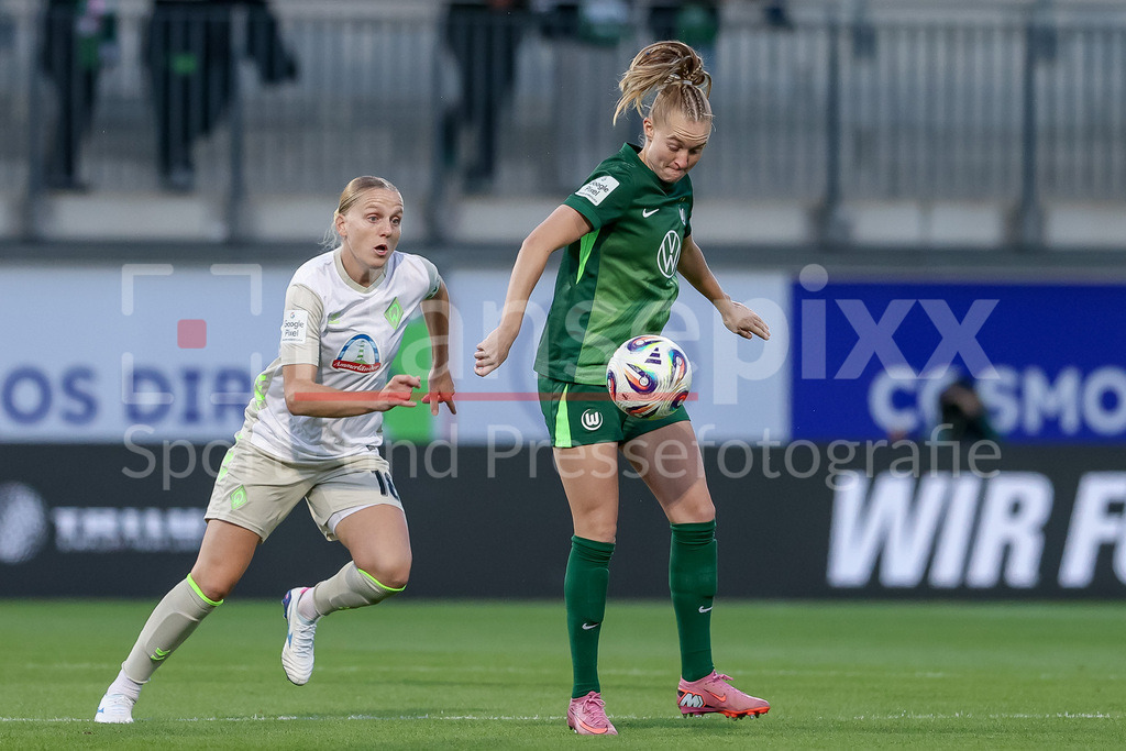 Fussball, Google Pixel Frauen-Bundesliga, VfL Wolfsburg - SV Werder Bremen | v.li.: Lina Hausicke (SV Werder Bremen, 18) und Janina Minge (VfL Wolfsburg, 6) im Zweikampf, Duell, Dynamik, Aktion, Action, Spielszene, DIE DFB-RICHTLINIEN UNTERSAGEN JEGLICHE NUTZUNG VON FOTOS ALS SEQUENZBILDER UND/ODER VIDEOÄHNLICHE FOTOSTRECKEN. DFB REGULATIONS PROHIBIT ANY USE OF PHOTOGRAPHS AS IMAGE SEQUENCES AND/OR QUASI-VIDEO.