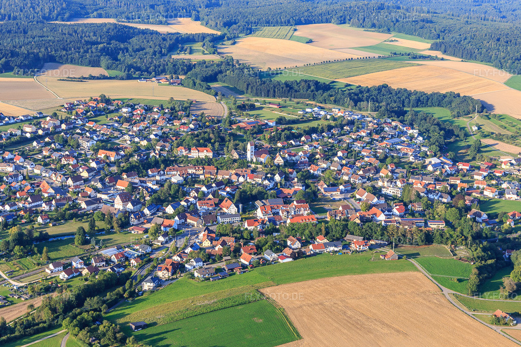 Luftbild: Dorfansicht mit Kirche Mariä Himmelfahrt aus Süden in Bingen im Bundesland Baden-Württemberg in Deutschland. Foto: IMG_129197.jpg vom 04.09.2021 durch Werner Riehm/FLY-FOTO.de