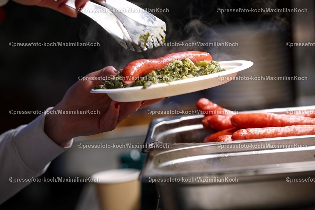 CR29112501049 | 29.11.2025, Castrop-Rauxel, Pünktlich zur Vorweihnachtszeit öffnen die ersten Weihnachtsmärkte in Nordrhein-Westfalen. Eindrücke rund um den Weihnachtsmarkt auf dem Hof Menken in Castrop-Rauxel. Grünkohl mit Mettwurst