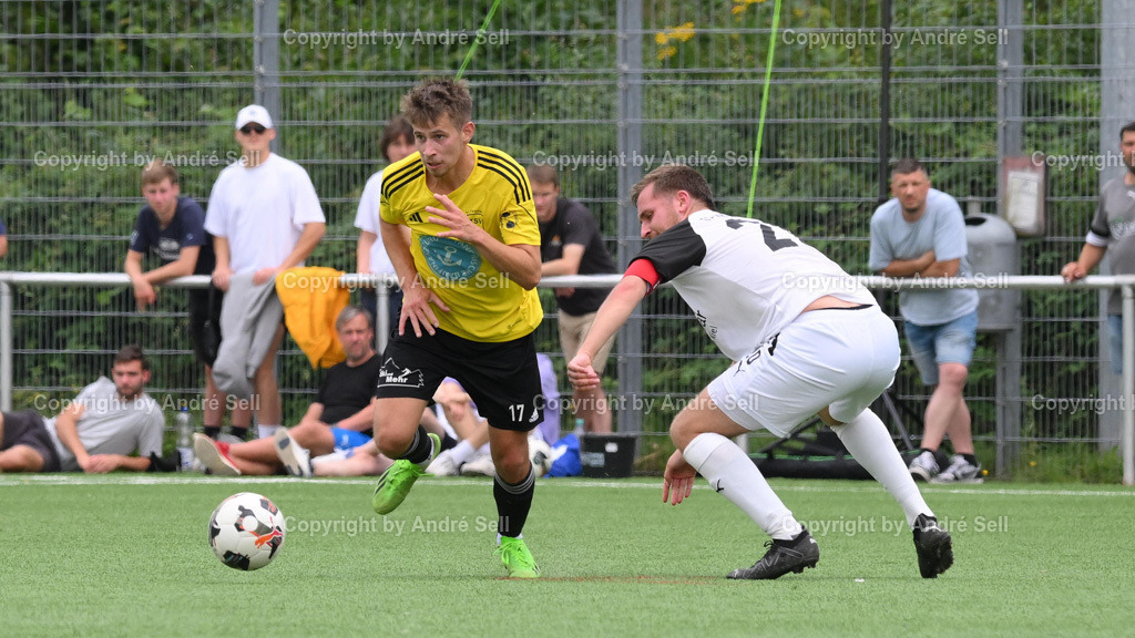 TSV Kronshagen vs TSV Altenholz | 03.08.24, Fußball-Landesliga Schleswig Männer 2024/2025, TSV Kronshagen (weiss) vs. TSV Altenholz (gelb), Sebastian Hencke (TSVK #20) / Mats Ellwanger (TSVA #17) - Realisiert mit Pictrs.com