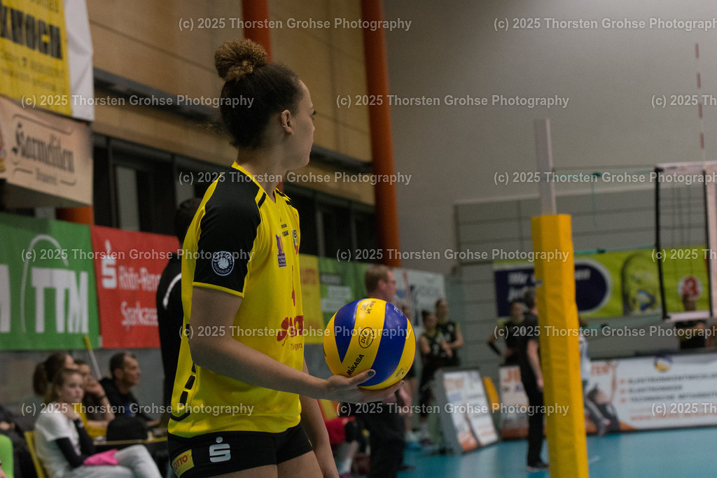 VBL VFB SUHL vs. LADIES IN BLACK AACHEN | Aachen in SCHWARZ gegen Suhl in GELB; VBL VFB SUHL vs. LADIES IN BLACK AACHEN, Volleyball-Bundesliga Frauen am 03.02.2018 in der Multihalle in Meiningen, (Deutschland) - Realisiert mit Pictrs.com