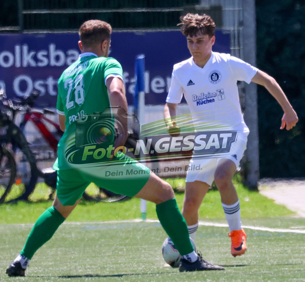 TuS Bruchmühlen - Bünder SV | Auf dem Bild zu sehen: weiß TuS Bruchmühlen: Luis Manthey ; grün Bünder SV: Niklas PreißTuS Bruchmühlen, Bünder SV, Saison 25/26, Kreisliga A, Bruchmühlen, Deutschland - Realisiert mit Pictrs.com