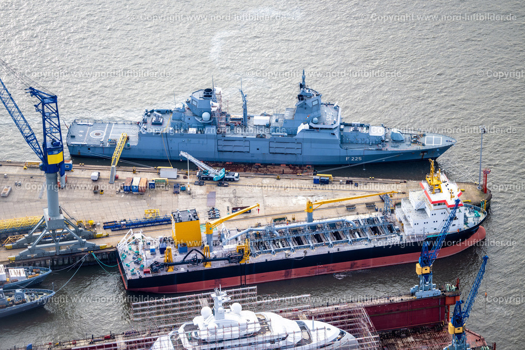 Hamburg_Steinwerder_Blohm_und_Voss_Werft_Luxus_Yachten_ELS_3710040223 | HAMBURG 04.02.2023 Werftgelände der Blohm + Voss im Ortsteil Kleiner Grasbrook in Hamburg. Weiterführende Informationen bei: Blohm+Voss B.V. & Co. KG,  NVL B.V. & Co. KG - Naval Vessels Lürssen. // Shipyard - site of the Blohm + Voss in the district Kleiner Grasbrook in Hamburg. Further information at: Blohm+Voss B.V. & Co. KG,  NVL B.V. & Co. KG - Naval Vessels Luerssen. Foto: Martin Elsen